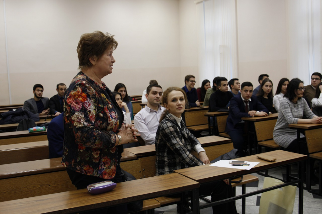 Людмила Ануфриева обращается с вопросом к Низами Сафарову