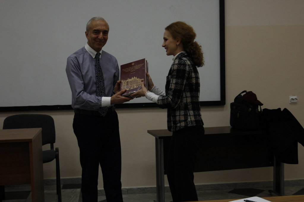 Лариса Захарова вручает Низами Сафарову памятные издания