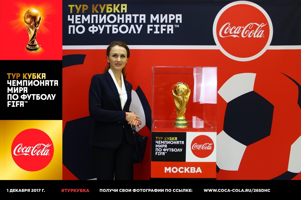 Лариса Захарова на фоне кубка Чемпионата мира по футболу FIFA 2018