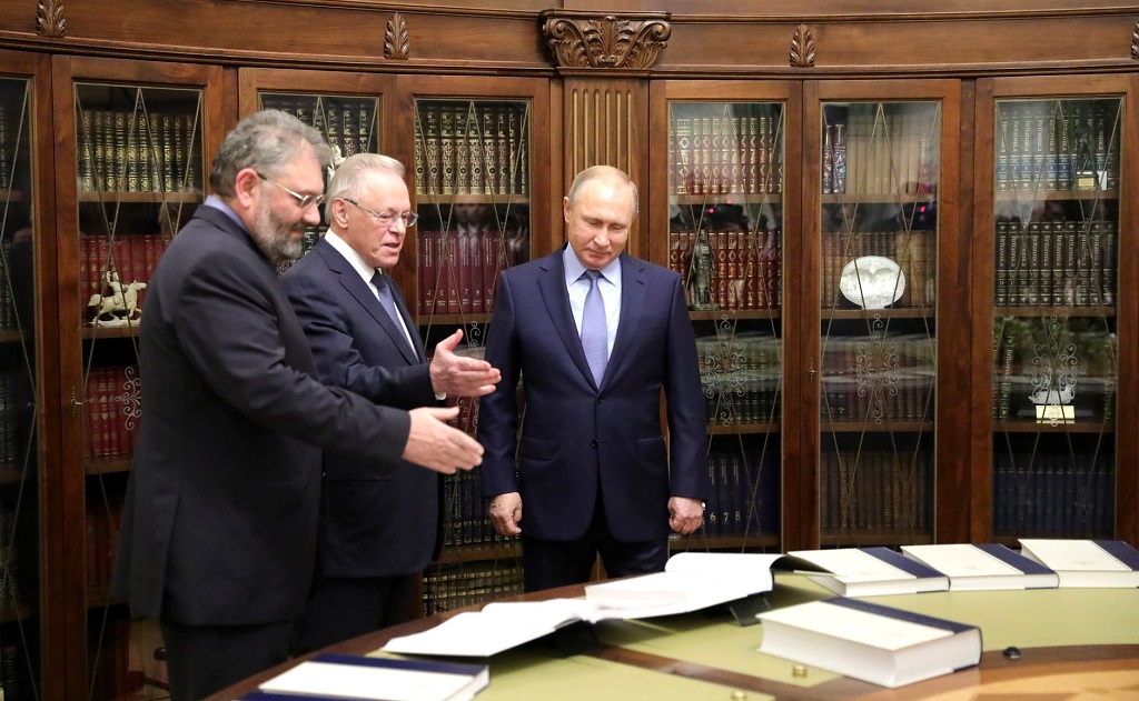 Презентация В.В. Путину Большой российской энциклопедии. Фото с сайта: http://kremlin.ru/events/president/news/56450/photos#