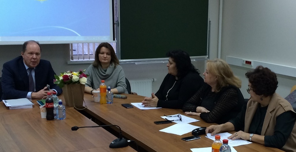 На снимке (слева направо): А.С. Исполинов, Н.А. Соколова и судьи Суда Евразийского экономического союза (ЕАЭС)